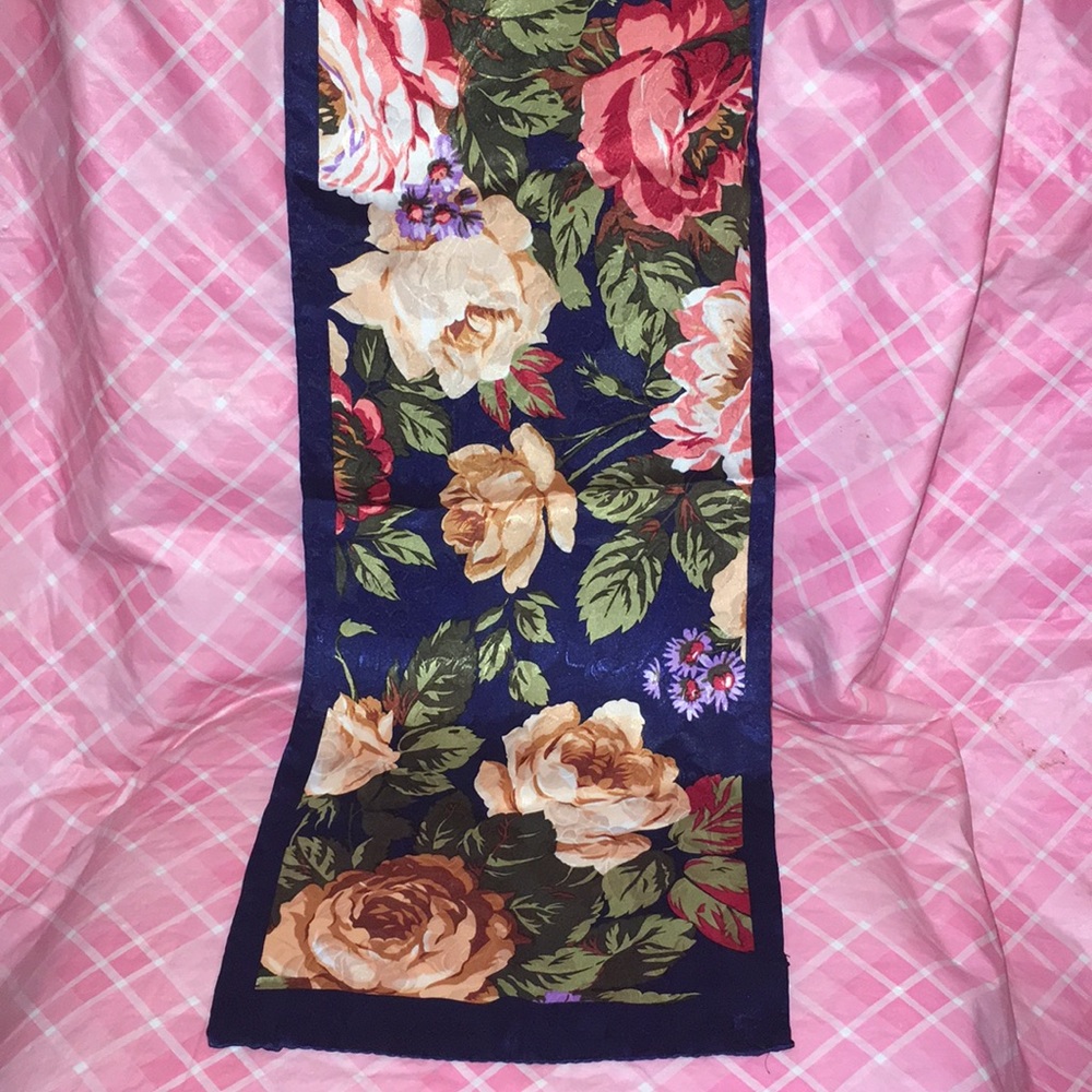 🎈SALE🎈🧣SCARF #3 “VIVID ROSES”🧣 - Picture 9 of 9